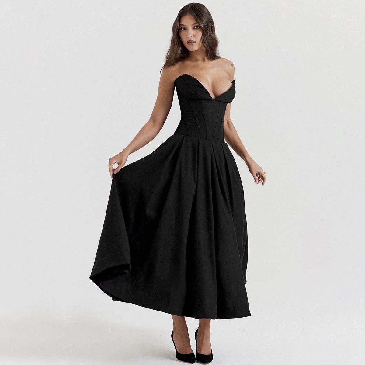 Rochie cu croială maxi și decolteu adânc. Rochie neagră corsetată fără bretele, fustă amplă, pantofi negri