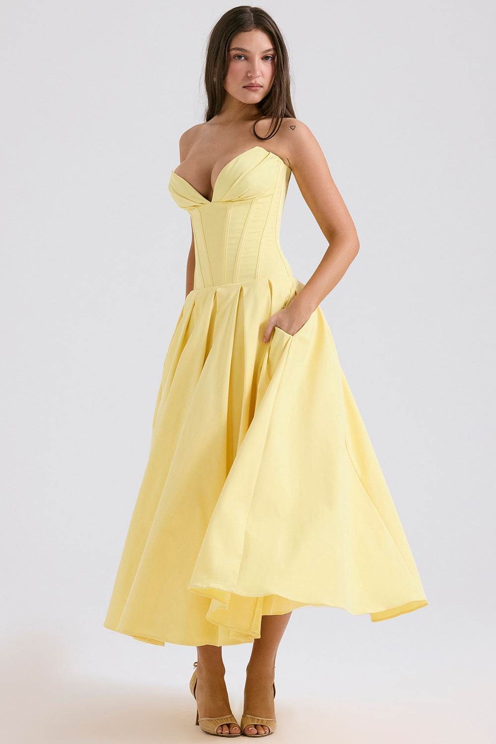 Rochie cu croială maxi și decolteu adânc. Rochie lungă galbenă AM Vision RO cu corset și buzunare, perfectă pentru ocazii elegante