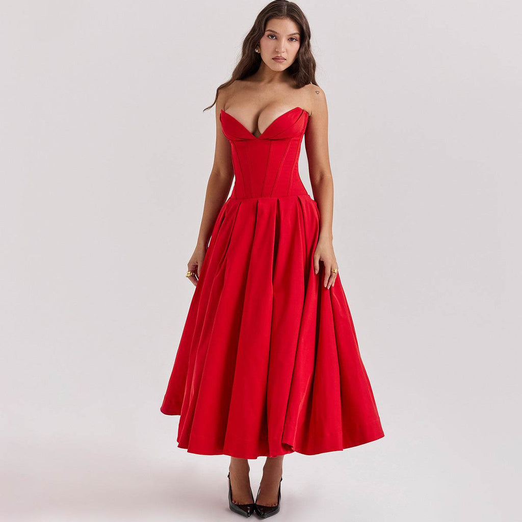 Rochie cu croială maxi și decolteu adânc roșie cu corset structurat și fustă amplă purtată de model