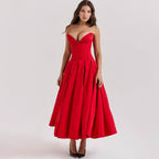 Rochie cu croială maxi și decolteu adânc roșie cu corset structurat și fustă amplă purtată de model