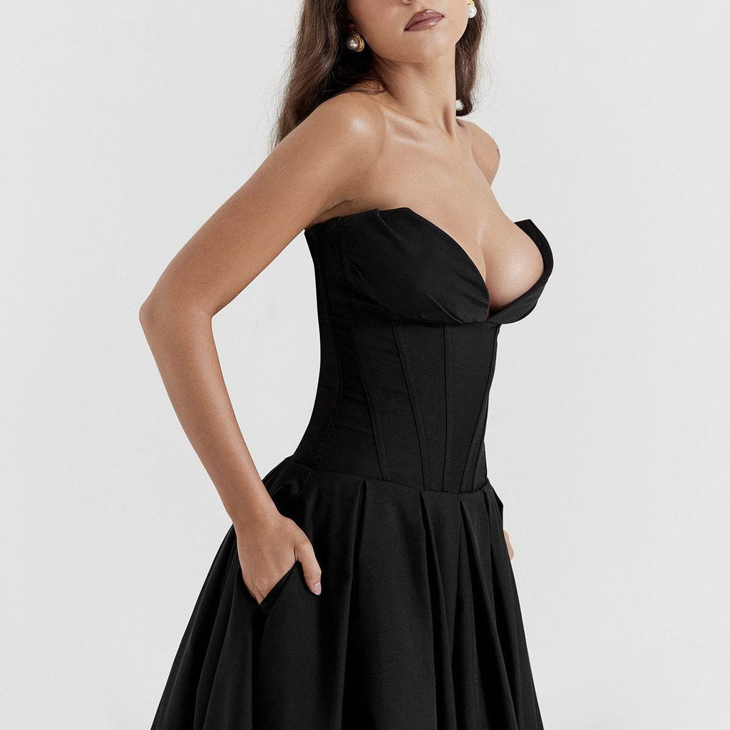 Rochie cu croială maxi și decolteu adânc. Rochie neagră corset fără bretele cu fustă amplă și buzunare.