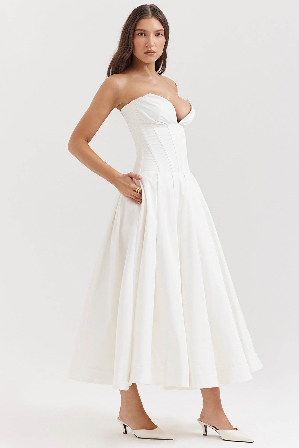 Rochie cu croială maxi și decolteu adânc. Rochie albă corset fără bretele cu fustă evazată midi