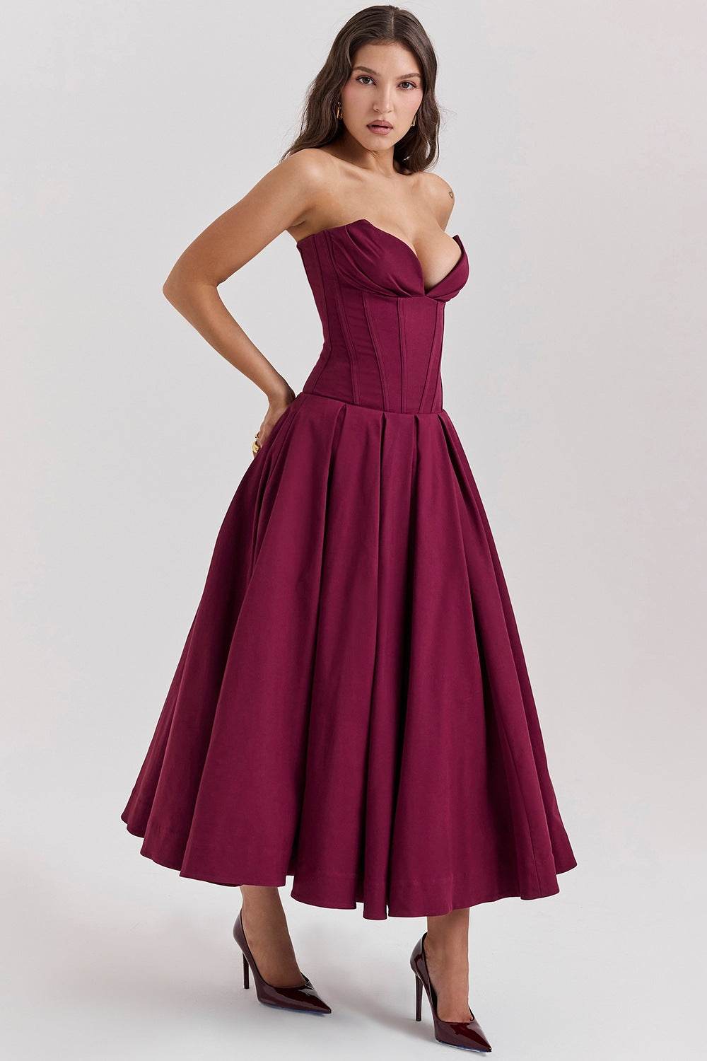 Rochie cu croială maxi și decolteu adânc. Rochie bordo fără bretele tip corset de la AM Vision RO pentru ocazii elegante