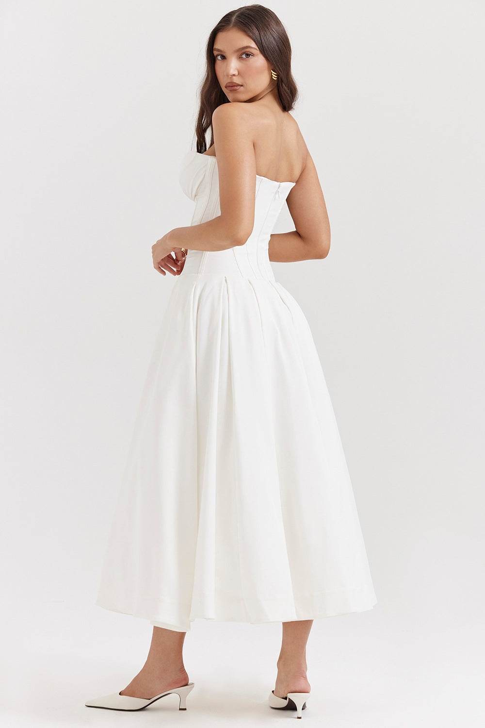 Rochie cu croială maxi și decolteu adânc. Rochie albă fără bretele, talie fasonată, fustă amplă midi, look elegant