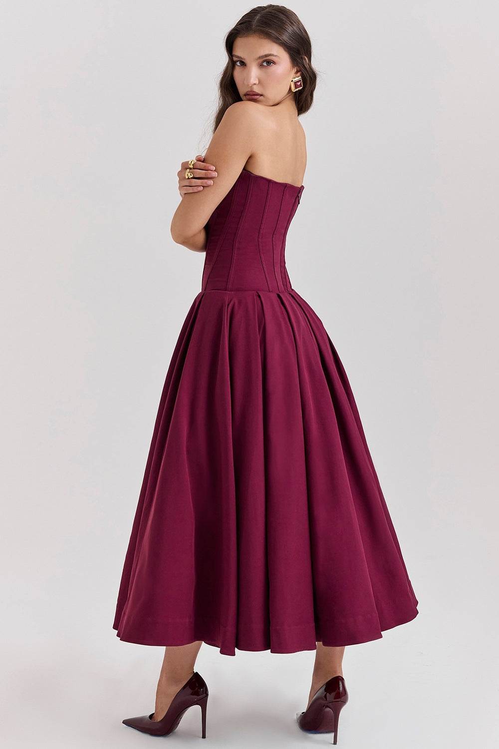 Model poartă Rochie cu croială maxi și decolteu adânc. bordo, corset fără bretele și fustă evazată AM Vision RO