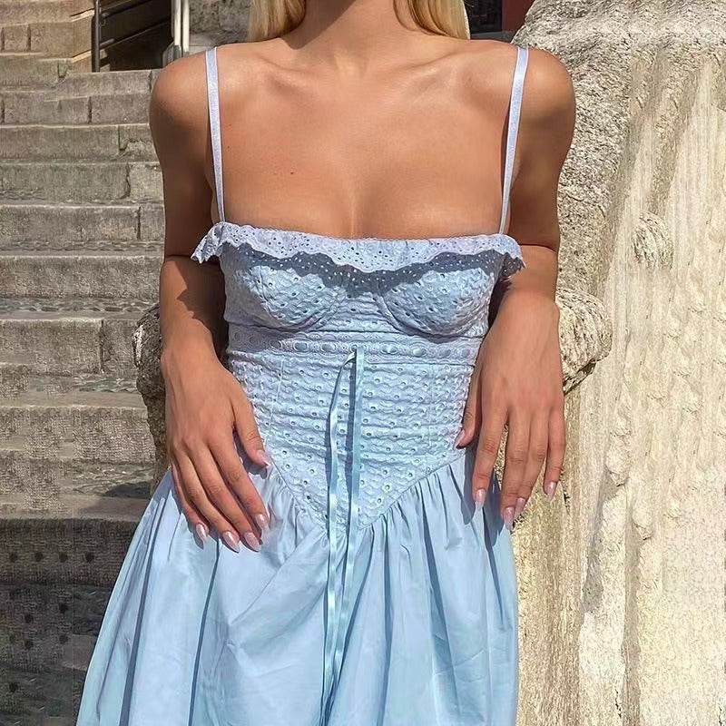 Rochie de vară lungă stil vintage. Model albastru deschis cu bretele subtiri corset brodat si volan