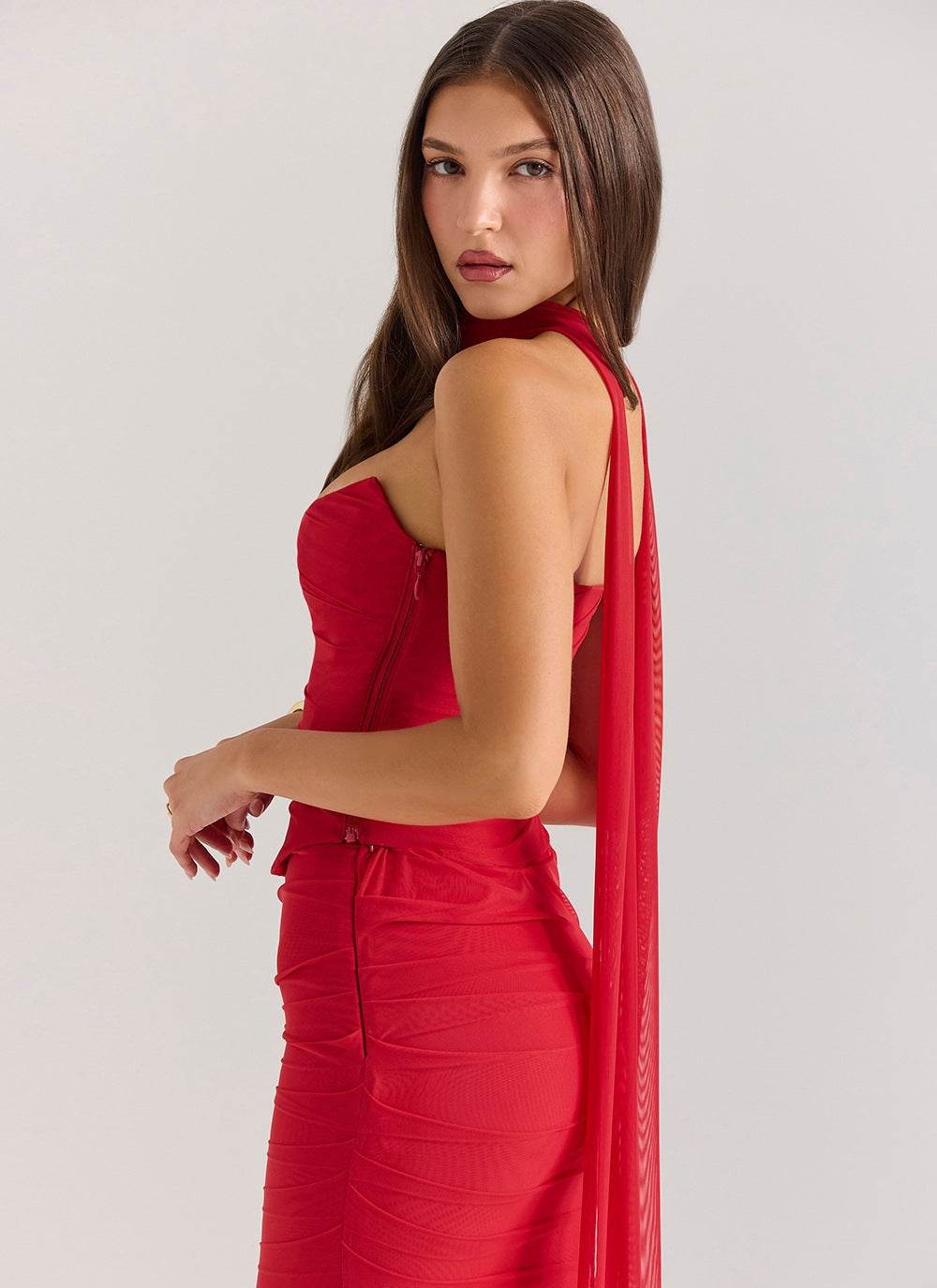 Model purtand Rochie din trei piese tip sirenă roșie cu corset halter fusta mulata drapaj lateral elegant