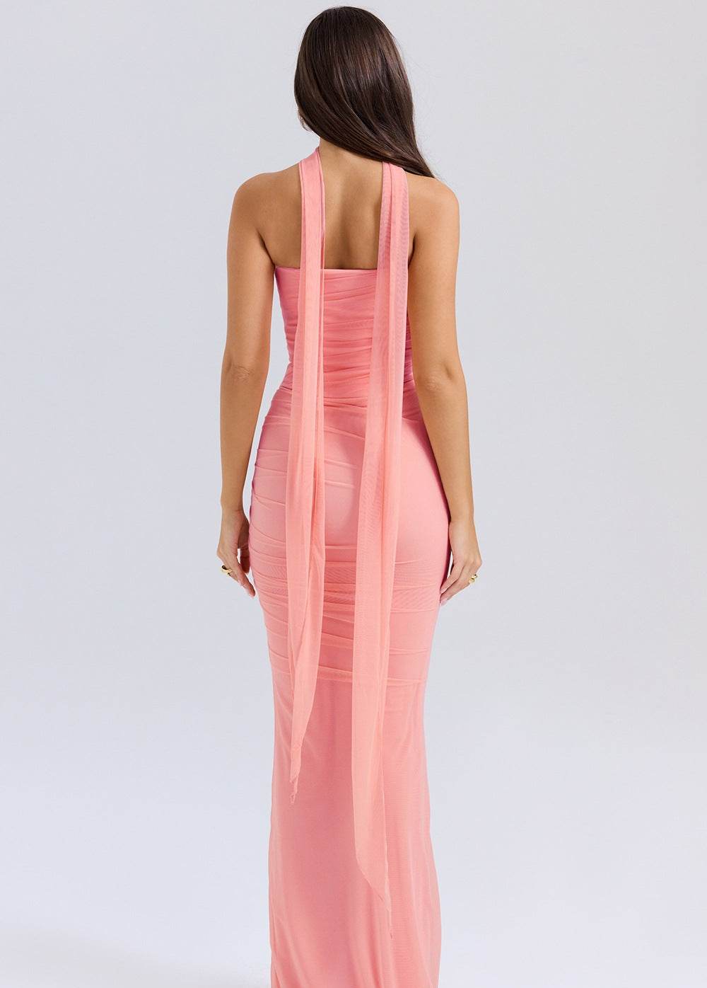 Rochie din trei piese tip sirenă roz pal, vedere din spate, croi mulat cu pliuri si esarfe lungi la umeri pentru ocazii elegante
