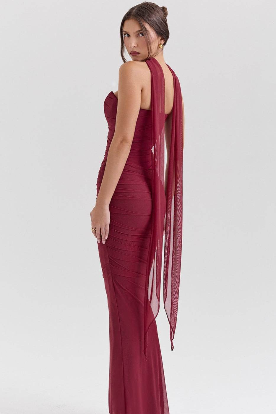 Rochie din trei piese tip sirenă burgundy cu drapaj si voal lung, potrivita pentru ocazii elegante