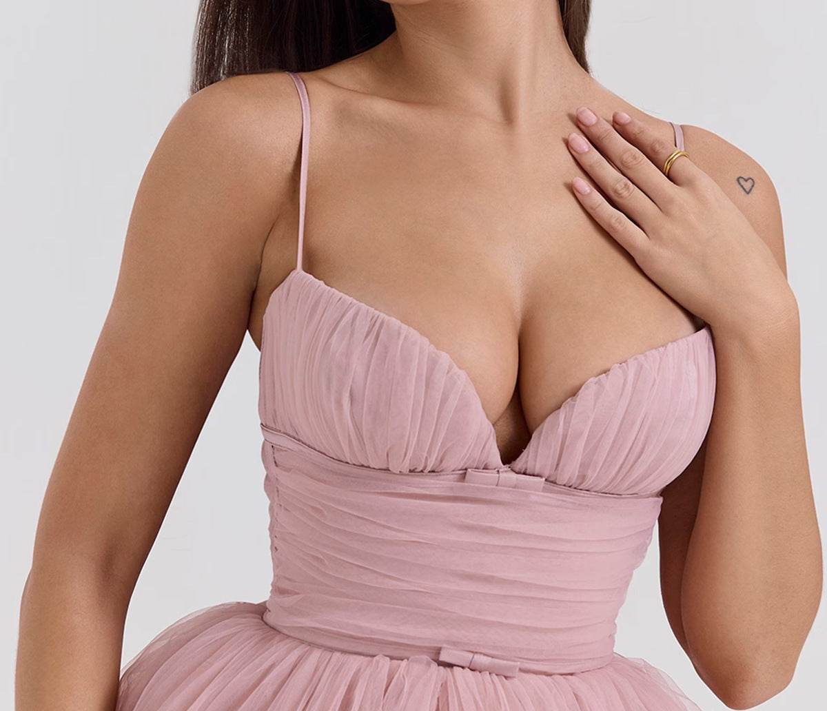 Rochie mini cloș roz prăfuit din tul cu decolteu adânc bretele subțiri și talie strânsă