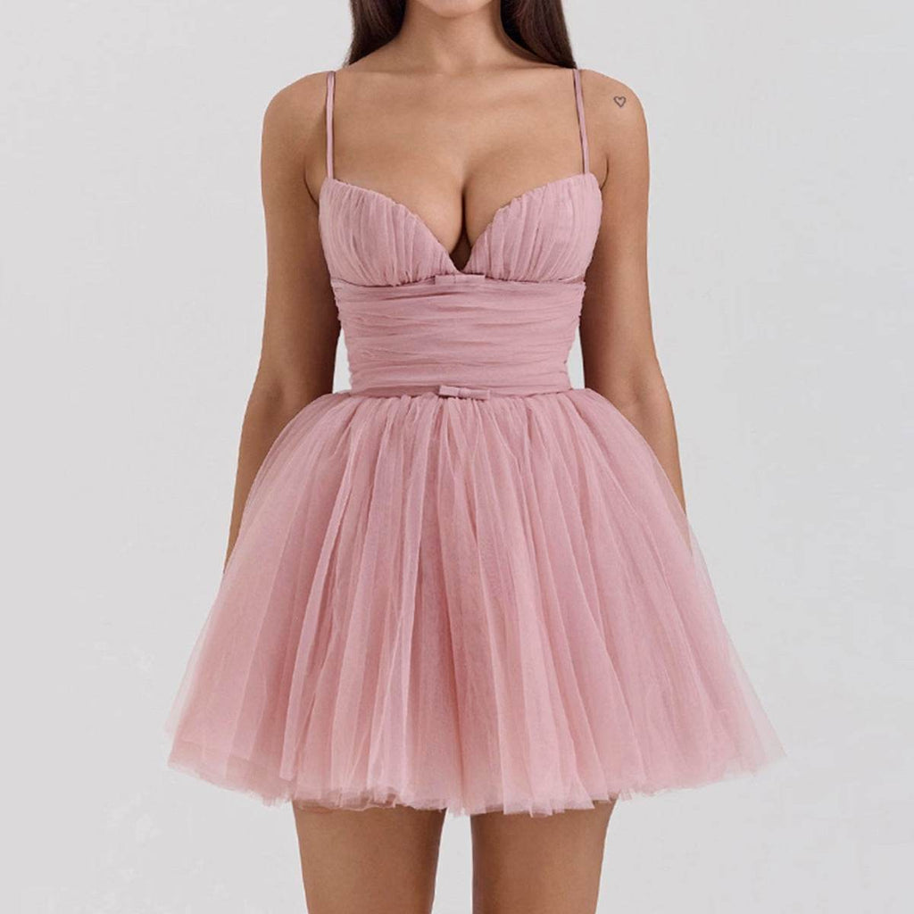 Rochie mini cloș roz pudrat din tull cu bretele subțiri corset strâns și decolteu adânc