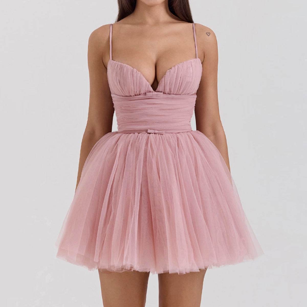 Rochie mini cloș roz pudrat din tull cu bretele subțiri corset strâns și decolteu adânc