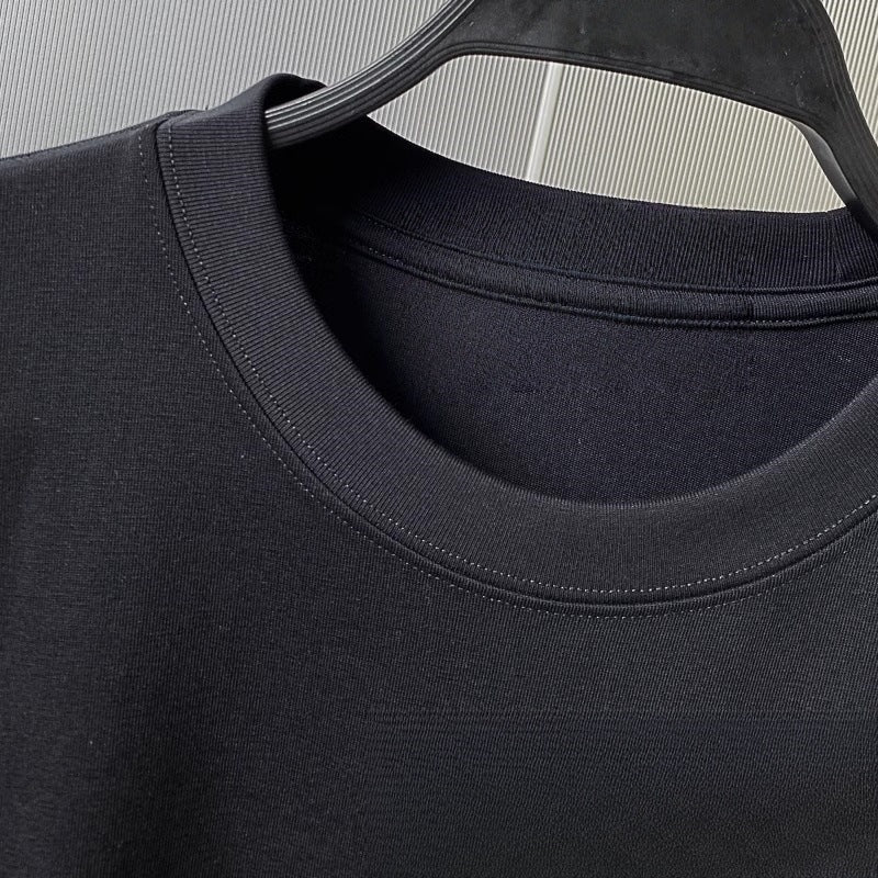 Tricou cu urs brodat AM Vision RO detaliu guler rotund negru pe umeras material bumbac fin