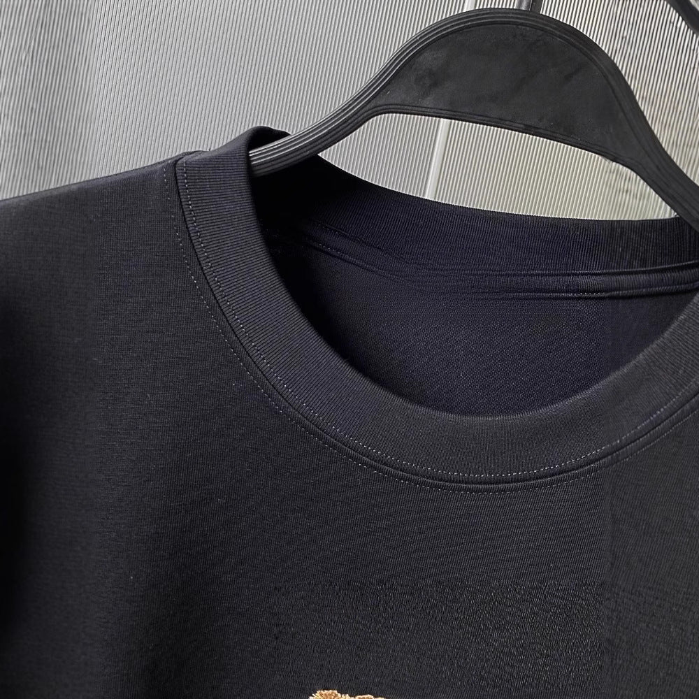 Tricou cu urs brodat negru AM Vision RO detaliu guler rotund si broderie urs partial vizibila pe piept