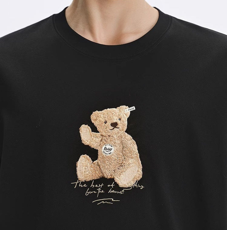 Tricou cu urs brodat AM Vision RO negru cu ursuleț brodat bej detaliu etichetă și text scris