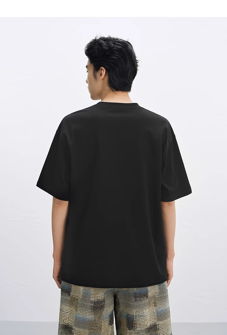 Tricou cu urs brodat AM Vision RO vedere din spate tricou negru oversized purtat de model