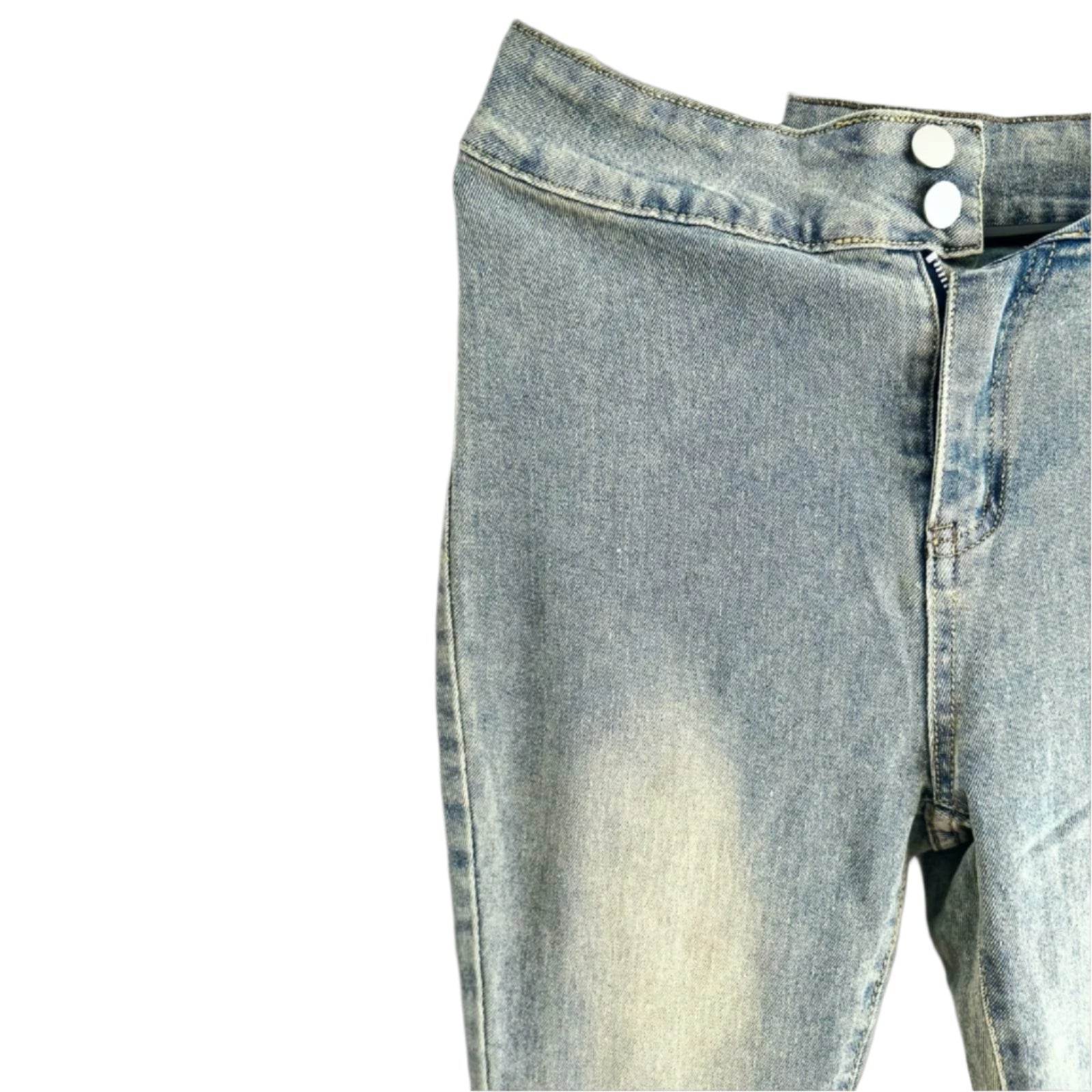 Blugi evazați elastici din denim albastru deschis cu nasturi metalici și curea de talie