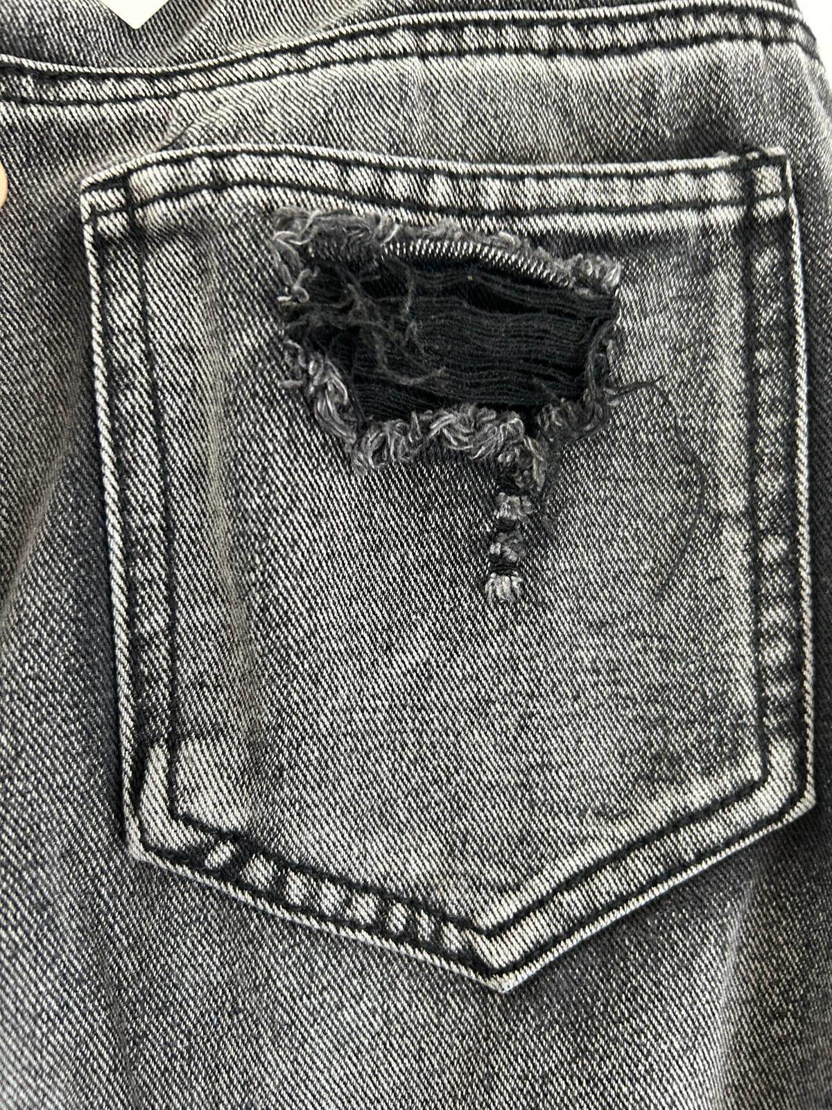 Blugi rupti Romania cu buzunar spate din denim gri deschis cu aspect uzat