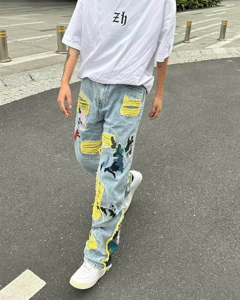 Blugi straight fit cu detalii galbene și imprimeuri colorate, purtați cu tricou alb și adidași albi