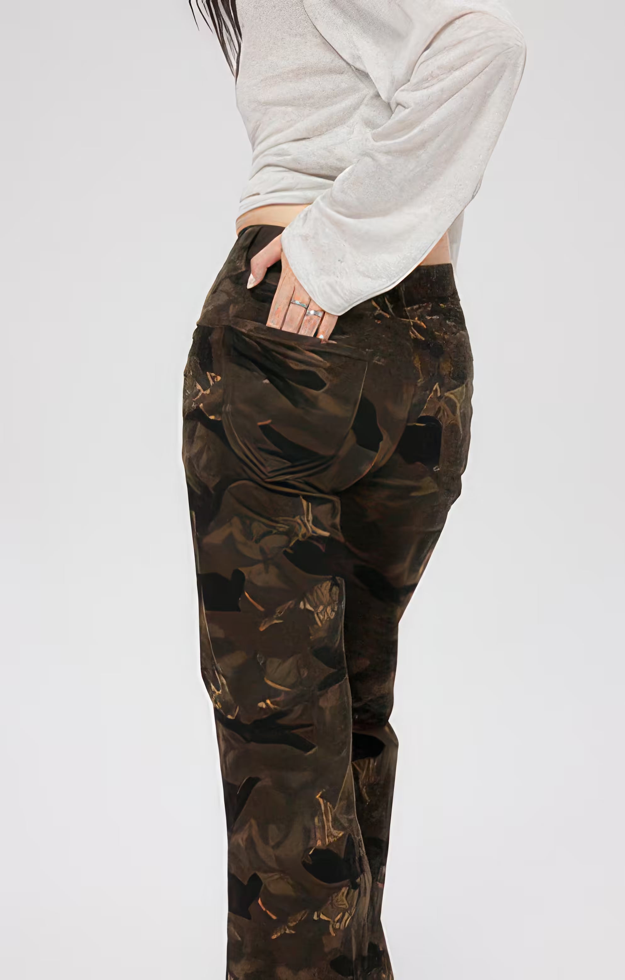 Model purtând Pantaloni "Camouflage Flare" camuflaj verde maro, vedere laterală cu mână în buzunar