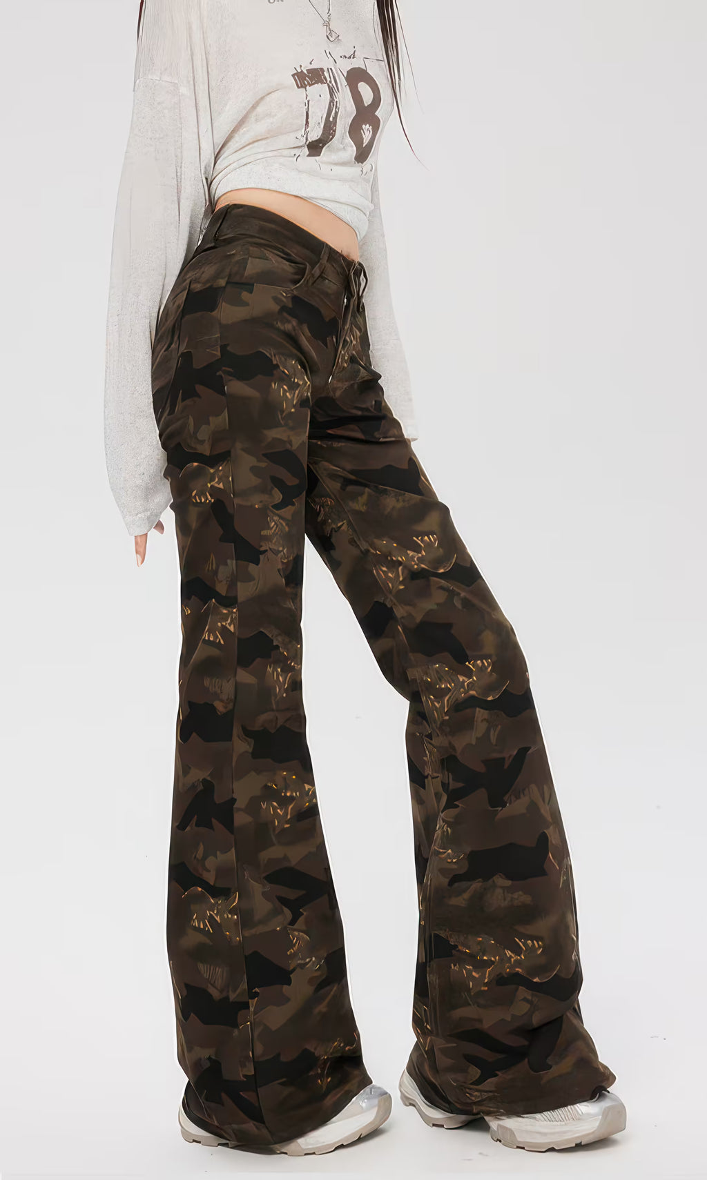 Pantaloni "Camouflage Flare" AM Vision RO evazați cu imprimeu camuflaj maro purtați cu adidași albi