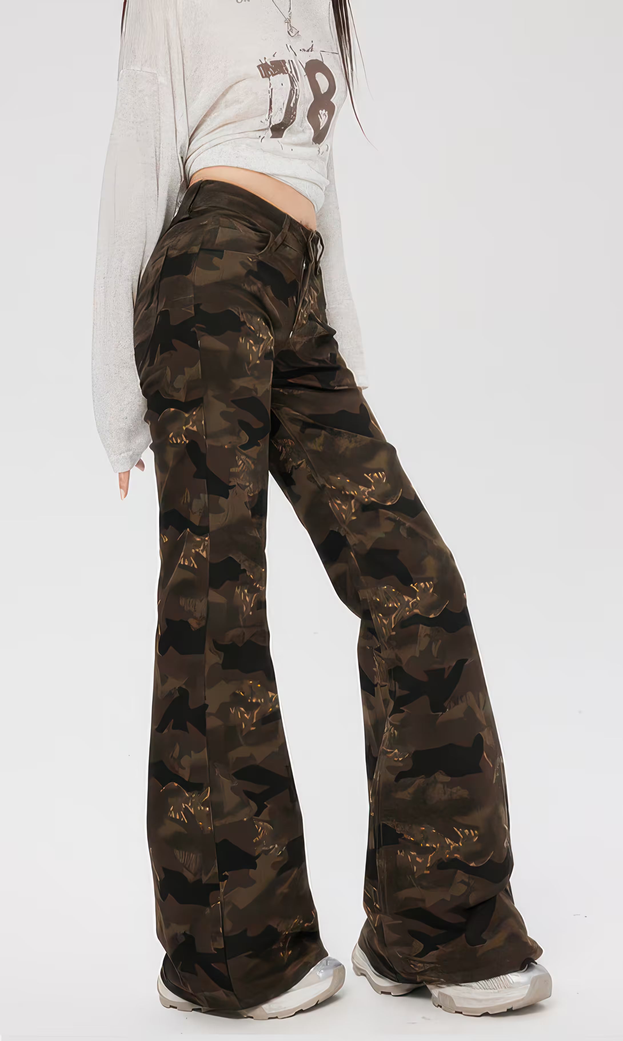 Pantaloni "Camouflage Flare" AM Vision RO evazați cu imprimeu camuflaj maro purtați cu adidași albi