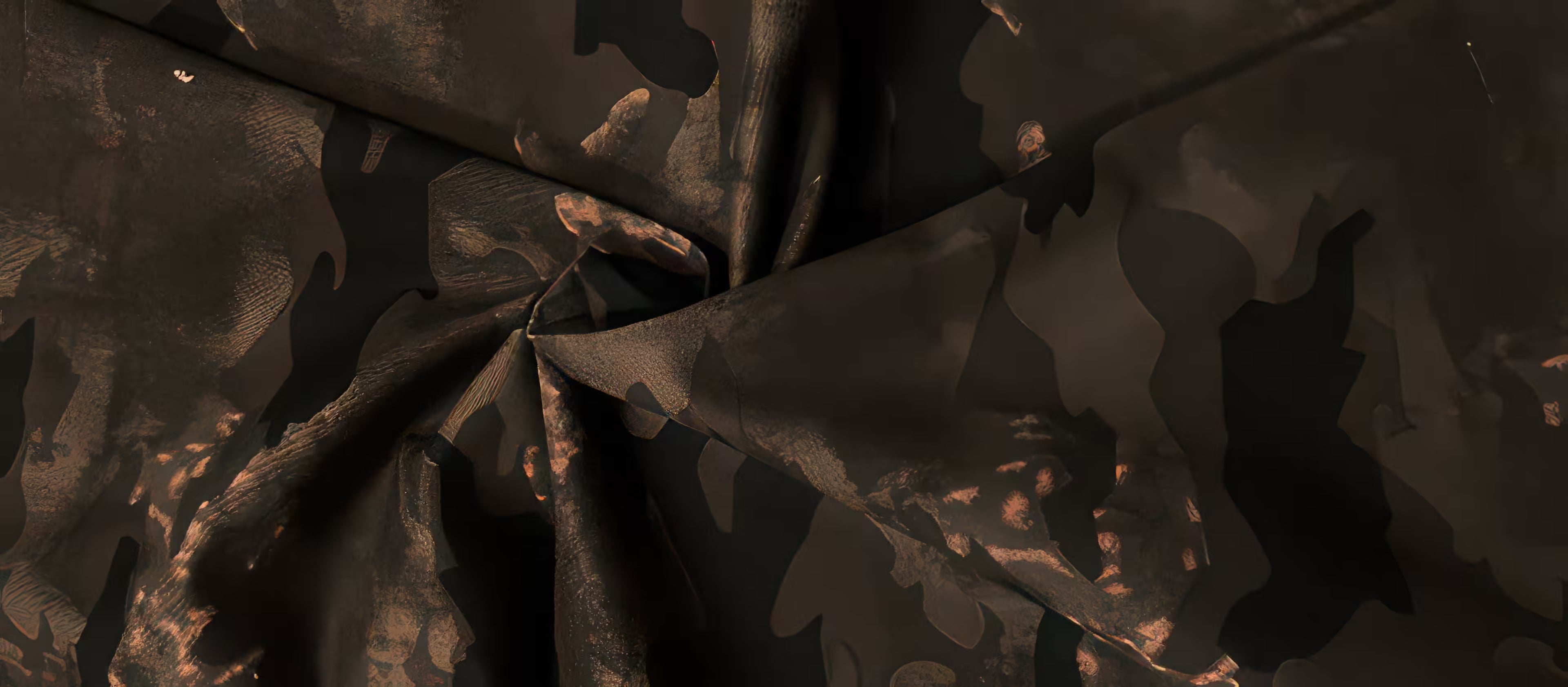 Pantaloni "Camouflage Flare" detaliu material camuflaj maro inchis texturat pliuri si finisaj mat