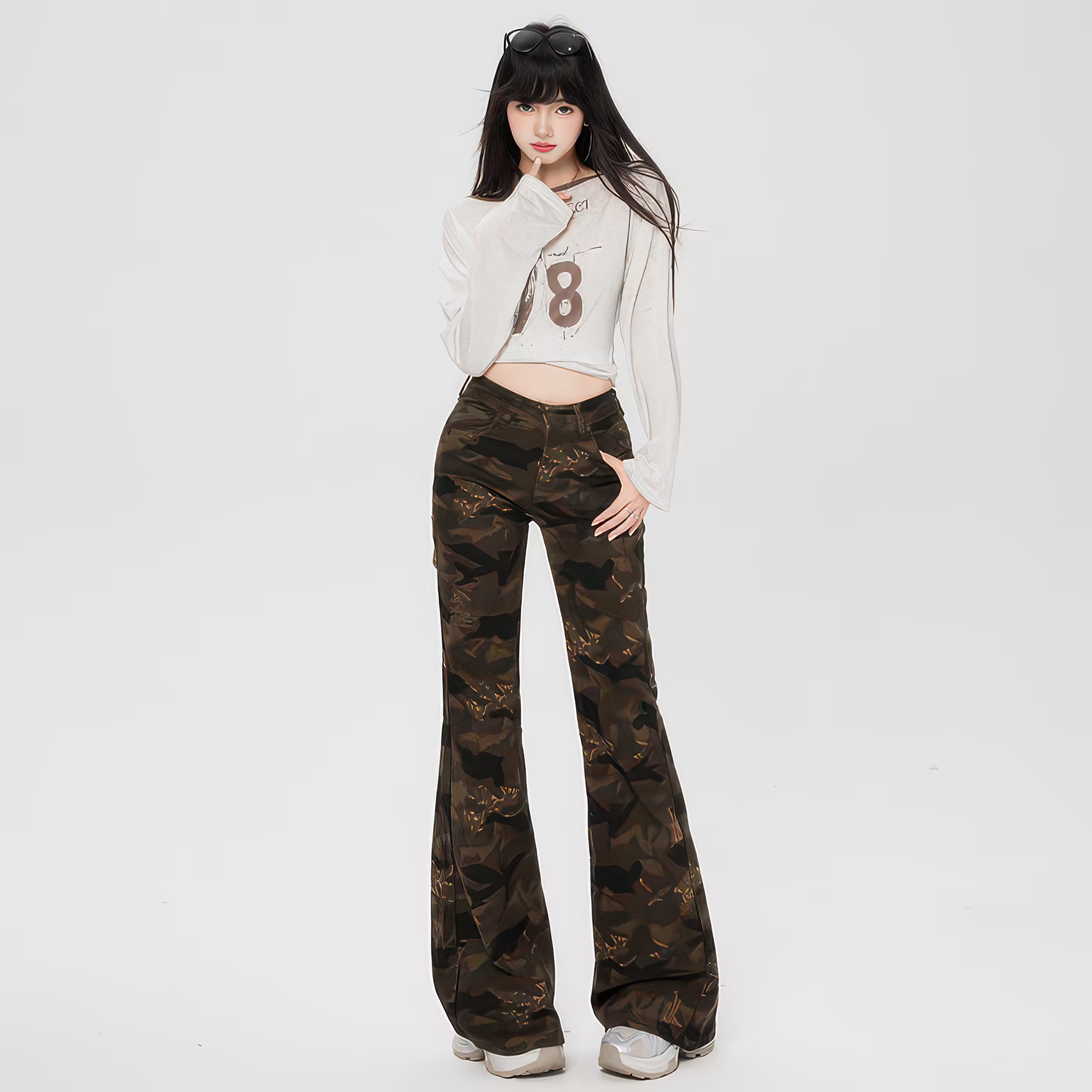 Model purtand Pantaloni "Camouflage Flare" camuflaj kaki evazati, top alb scurt si ochelari pe cap, stil urban