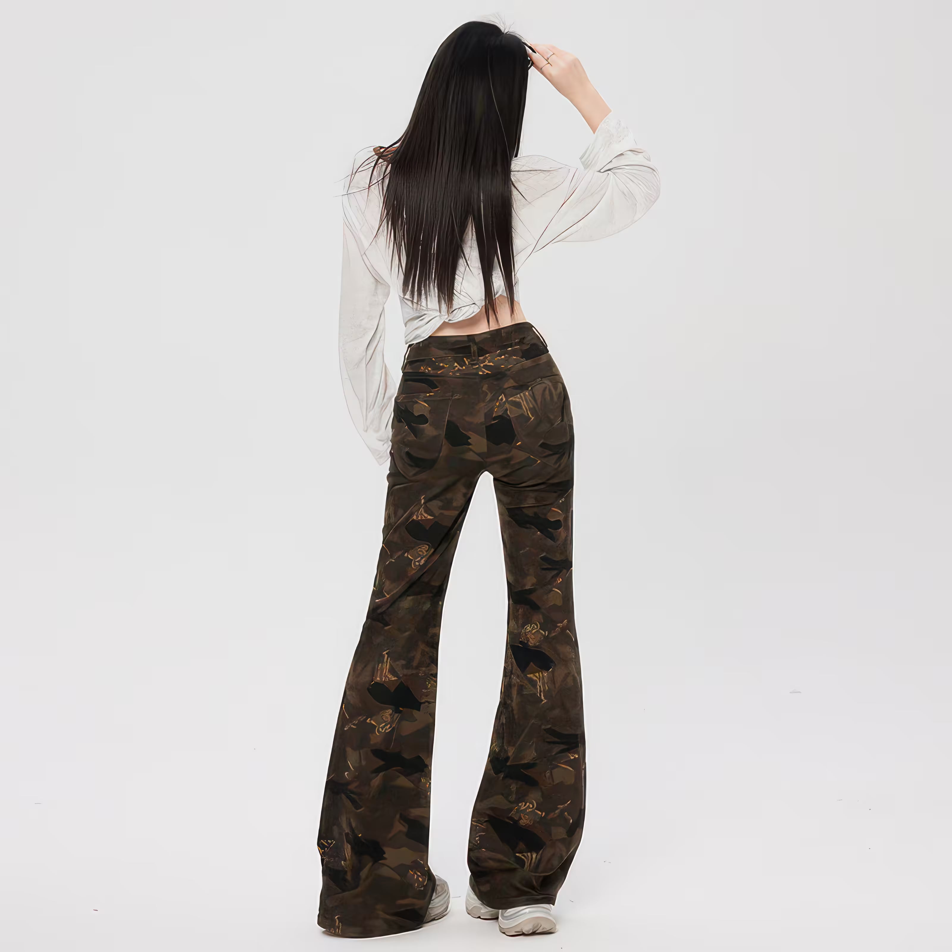Model văzut din spate purtând Pantaloni "Camouflage Flare" camuflaj maro-verzui, talie înaltă și croială evazată