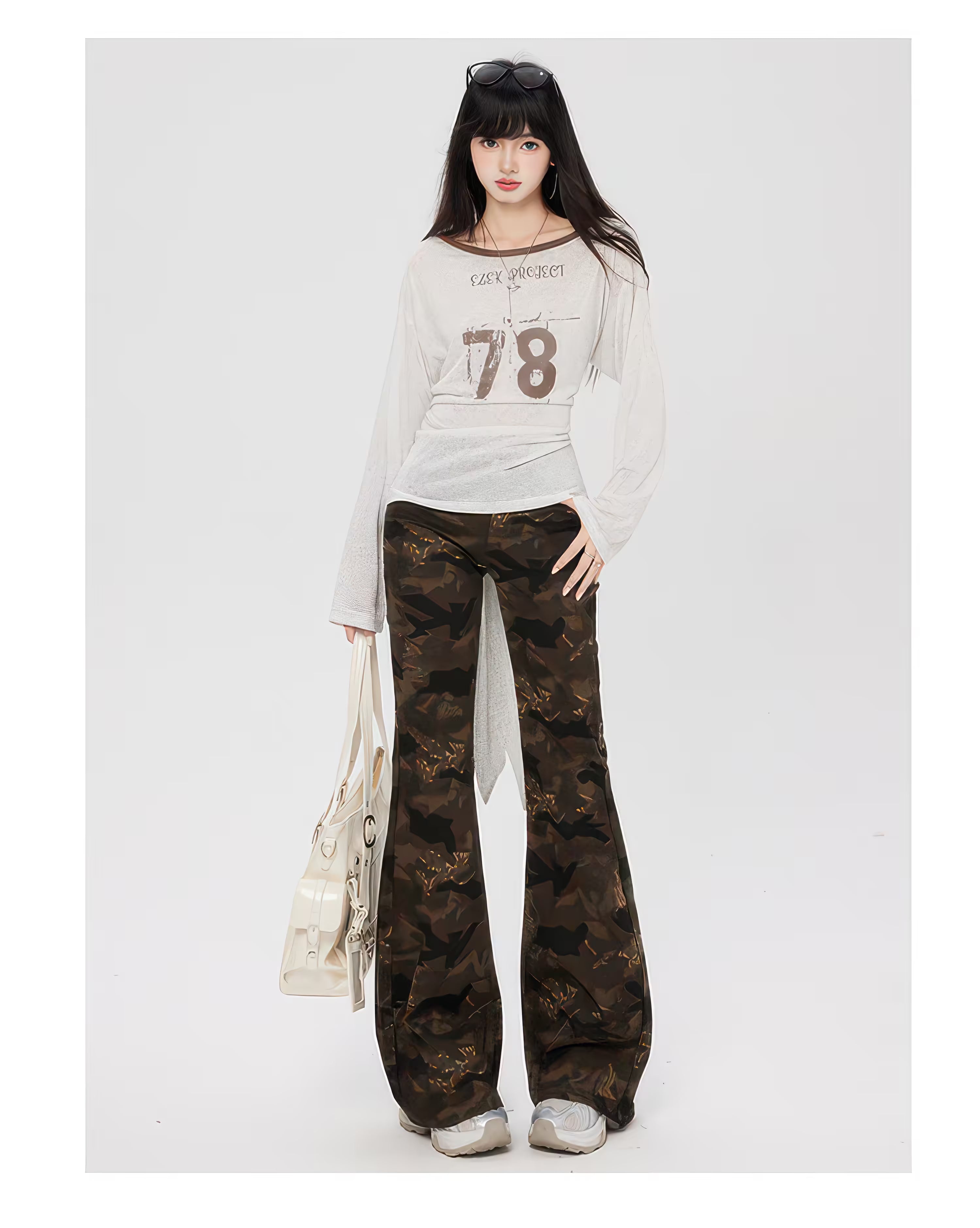 Model feminin purtand Pantaloni "Camouflage Flare" evazati, bluza alba casual, geanta bej si adidasi