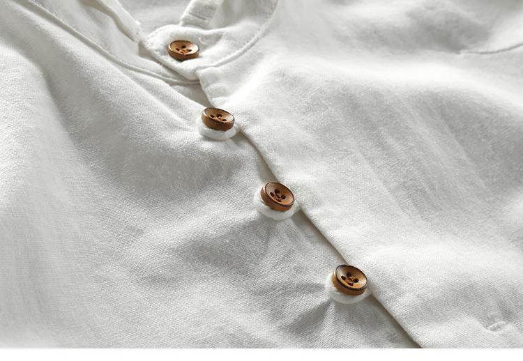 Cămașă cu design minimalist albă din bumbac cu nasturi maro, textură fină și cusături discrete