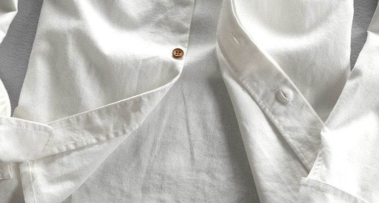 Cămașă cu design minimalist albă din bumbac cu nasturi eleganți și croială modernă