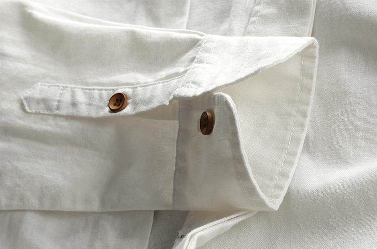 Cămașă cu design minimalist albă din bumbac cu nasturi maro și croială simplă elegantă