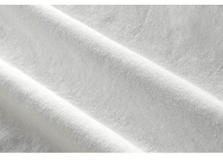Material textil alb fin, detaliu apropiat pentru cămașă cu design minimalist de la AM Vision RO