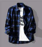 Cămașă în carouri albastru și negru, casual, așezată peste un tricou alb cu imprimeu negru
