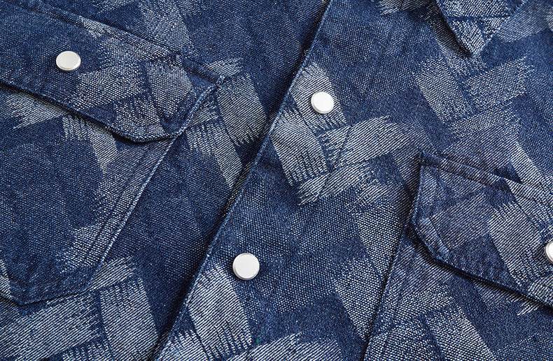Cămașă retro din denim pentru bărbați cu nasturi albi și imprimeu geometric în nuanțe de albastru