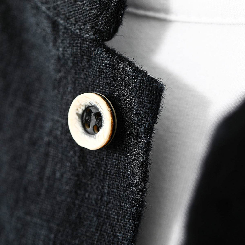 Detaliu nasture pe cămașă tip cardigan din in de culoare neagră fabricată de AM Vision RO