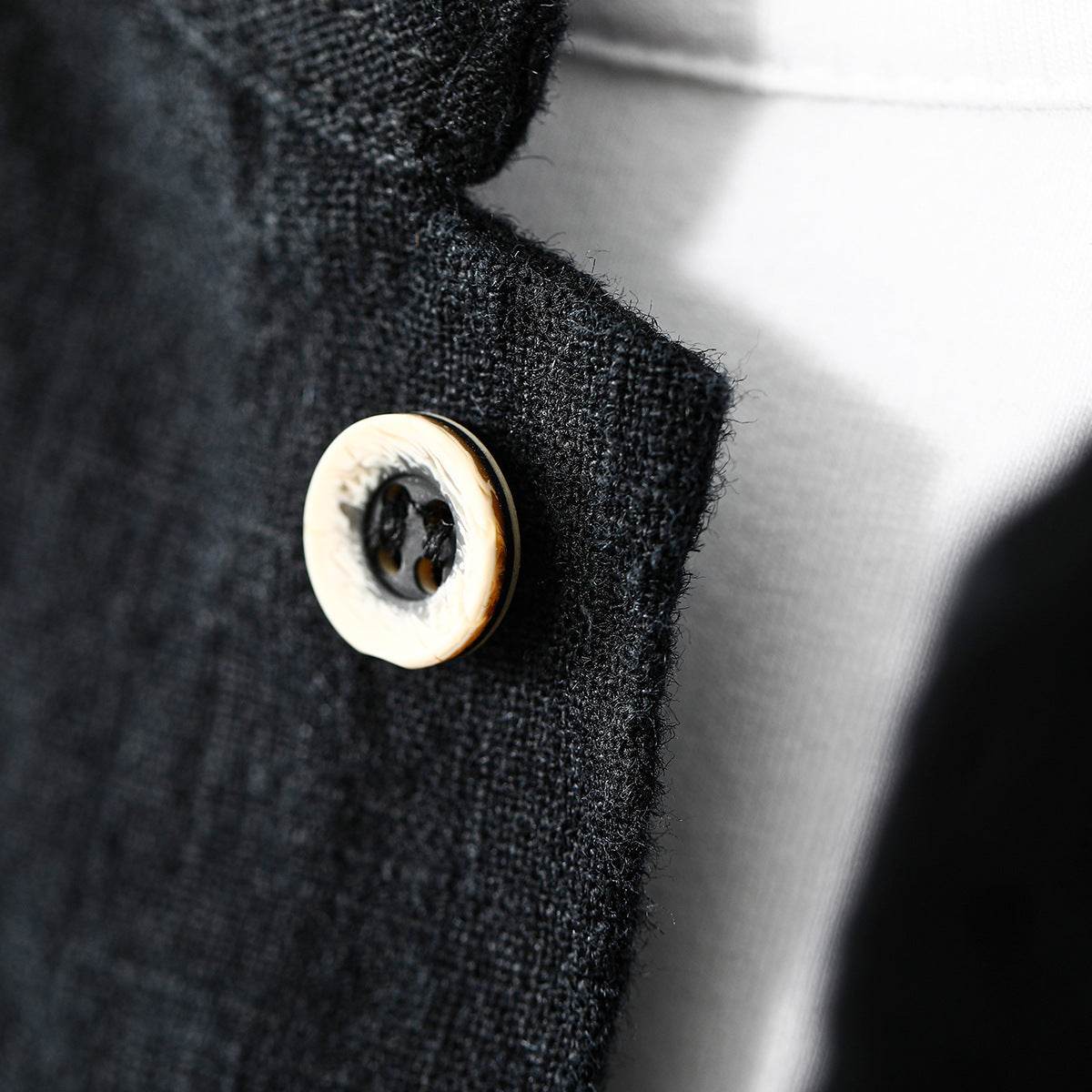 Detaliu nasture pe cămașă tip cardigan din in de culoare neagră fabricată de AM Vision RO