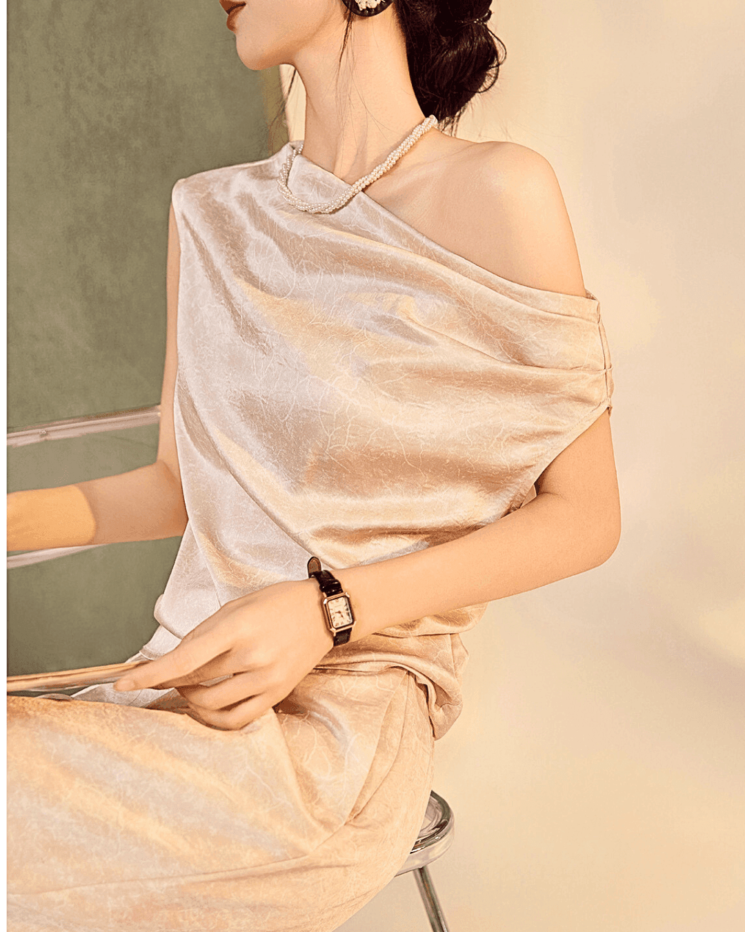 Costum de femei din doua piese bej satinat cu design elegant si decupaj pe umar