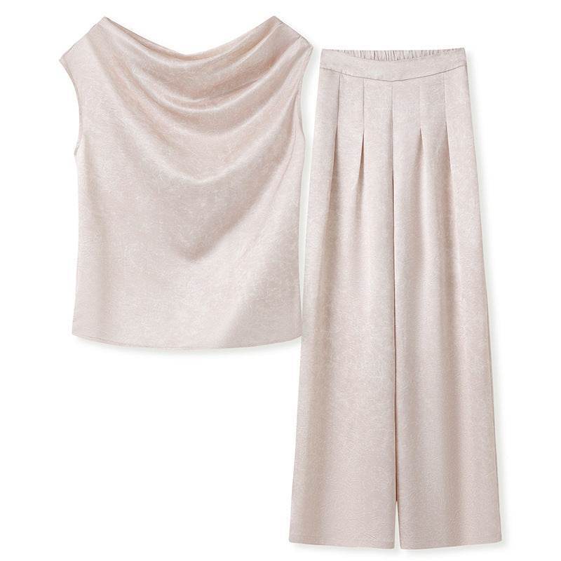 Costum de femei din doua piese in nuanta crem cu top lejer si pantaloni evazati plisati