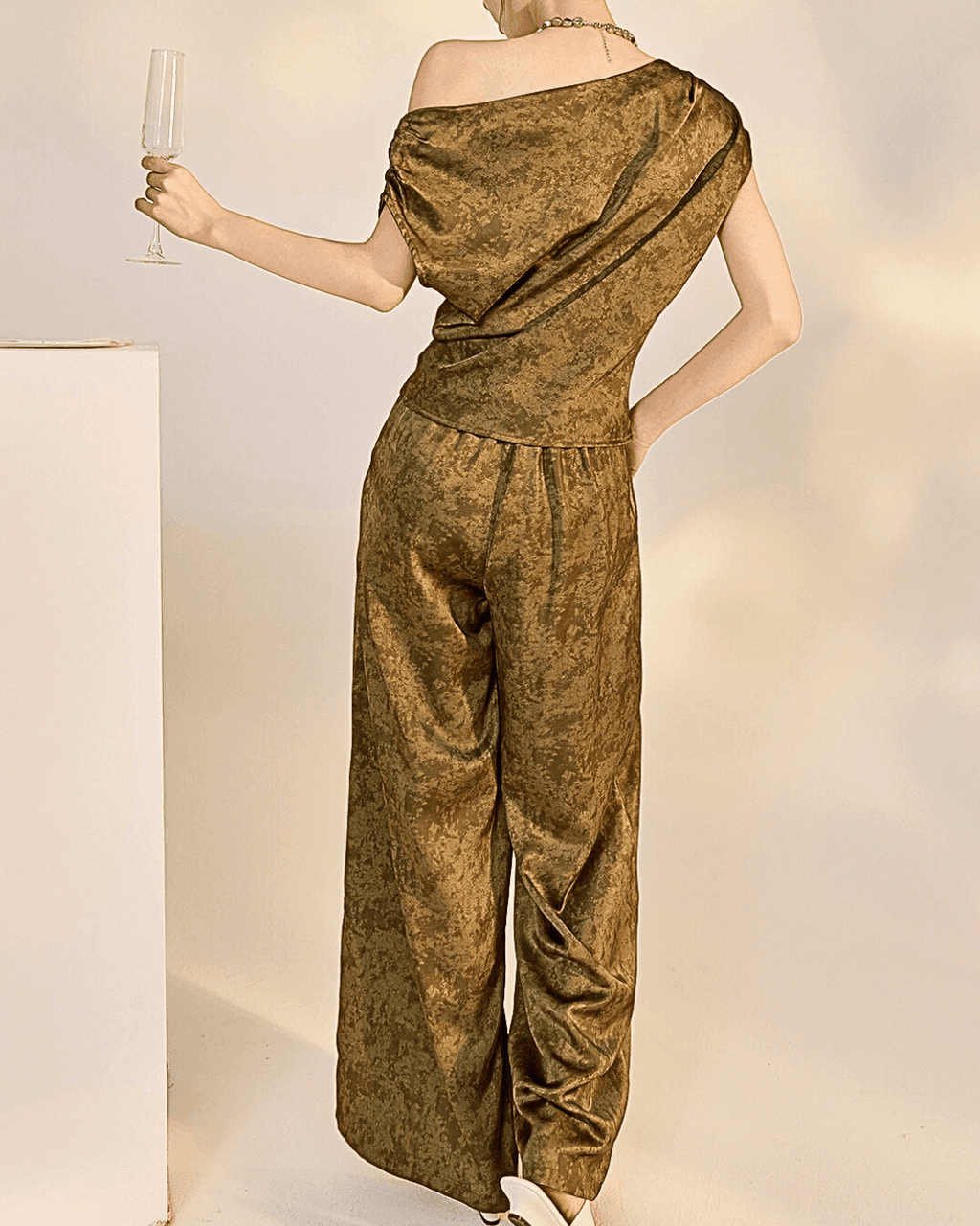 Costum de femei din doua piese din material catifelat maro cu pantaloni largi si top asimetric
