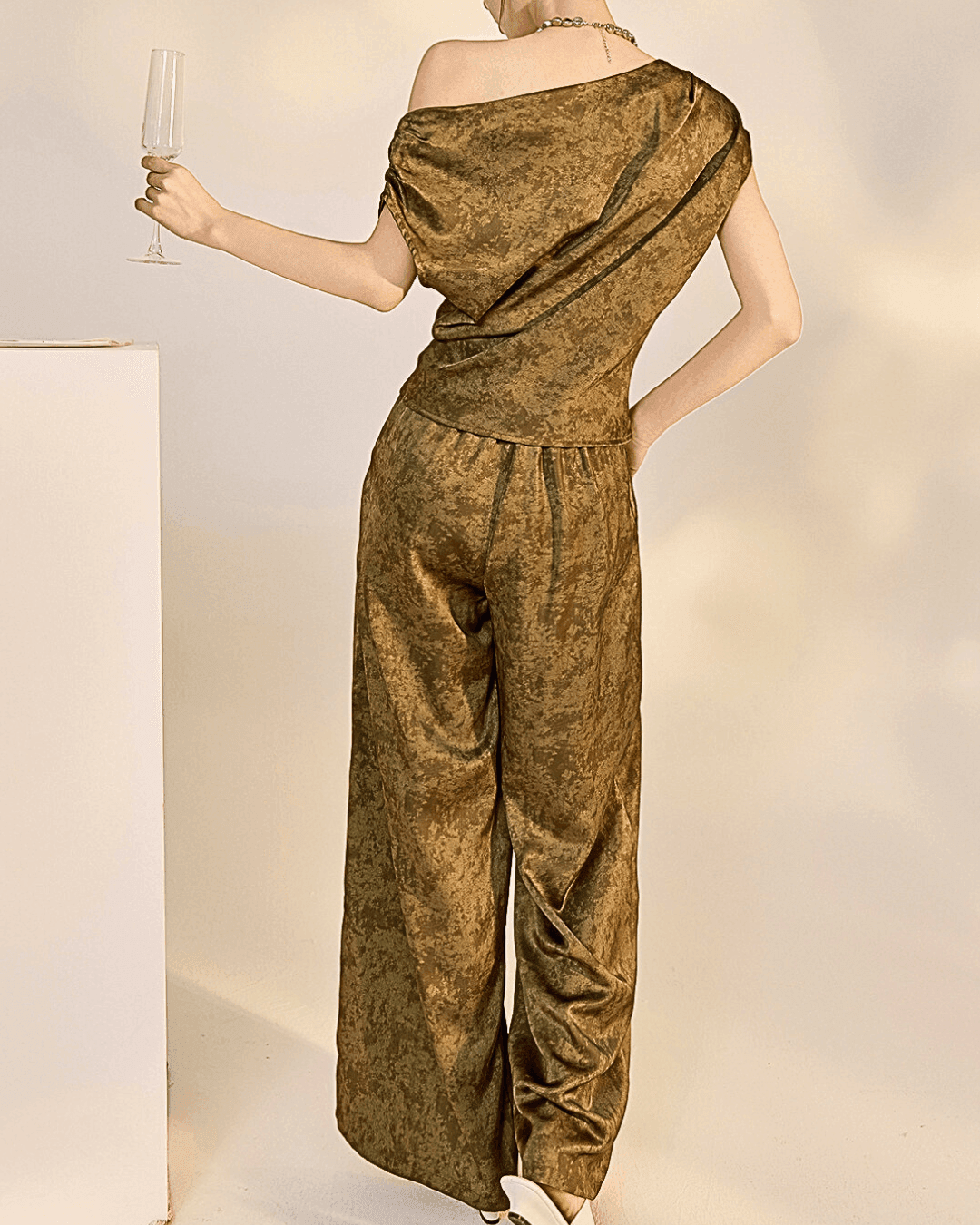 Costum de femei din doua piese din material catifelat maro cu pantaloni largi si top asimetric