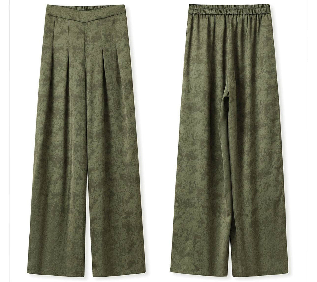 Pantaloni largi verzi din material texturat parte a unui costum de femei din doua piese