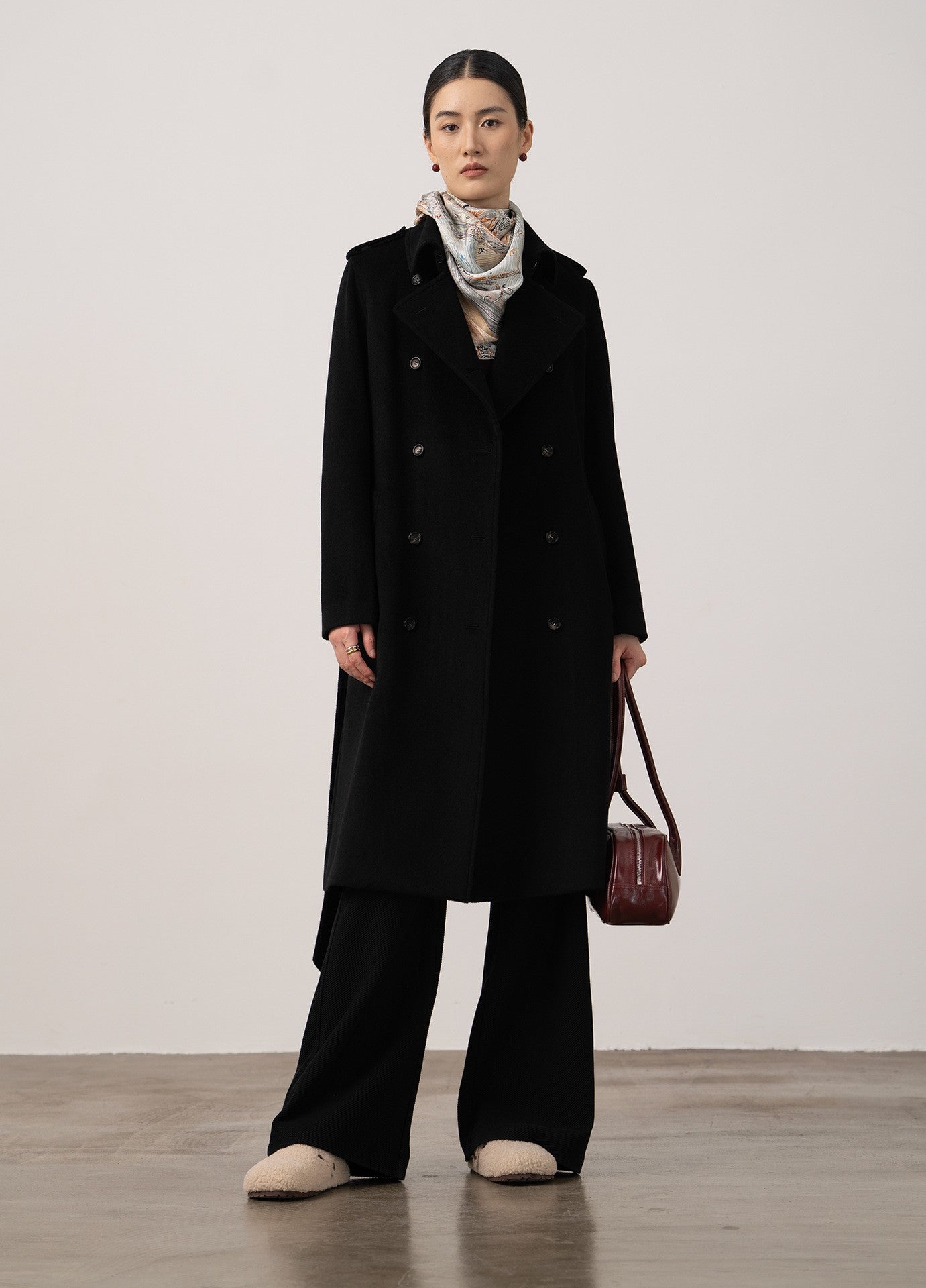 Elara Wool Coat Cashmere X Mulberry Silk in black worn by a model with a stylish scarf and handbag