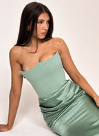 Elegant Long Dress with Bare Shoulders in Soft Green, Perfect for Formal Occasions