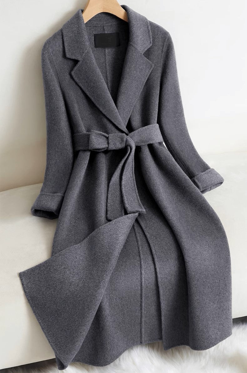 Elegant Wool And Cashmere Coat With Fitted Cut And Suit Collar in Gray with a stylish belt