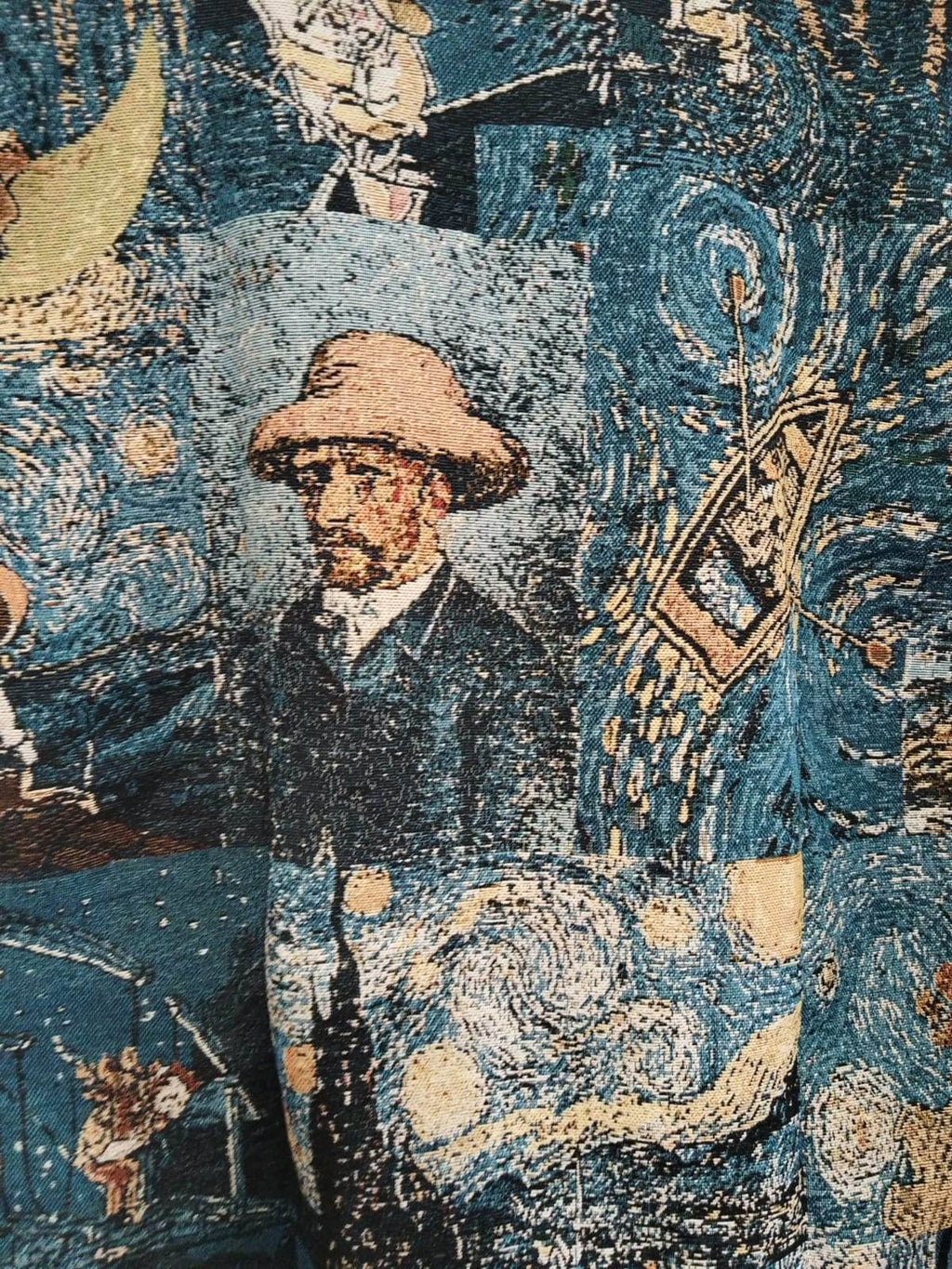 Jacheta cu print Van Gogh reprezentand peisaje si portretul pictorului intr-un design artistic vibrant