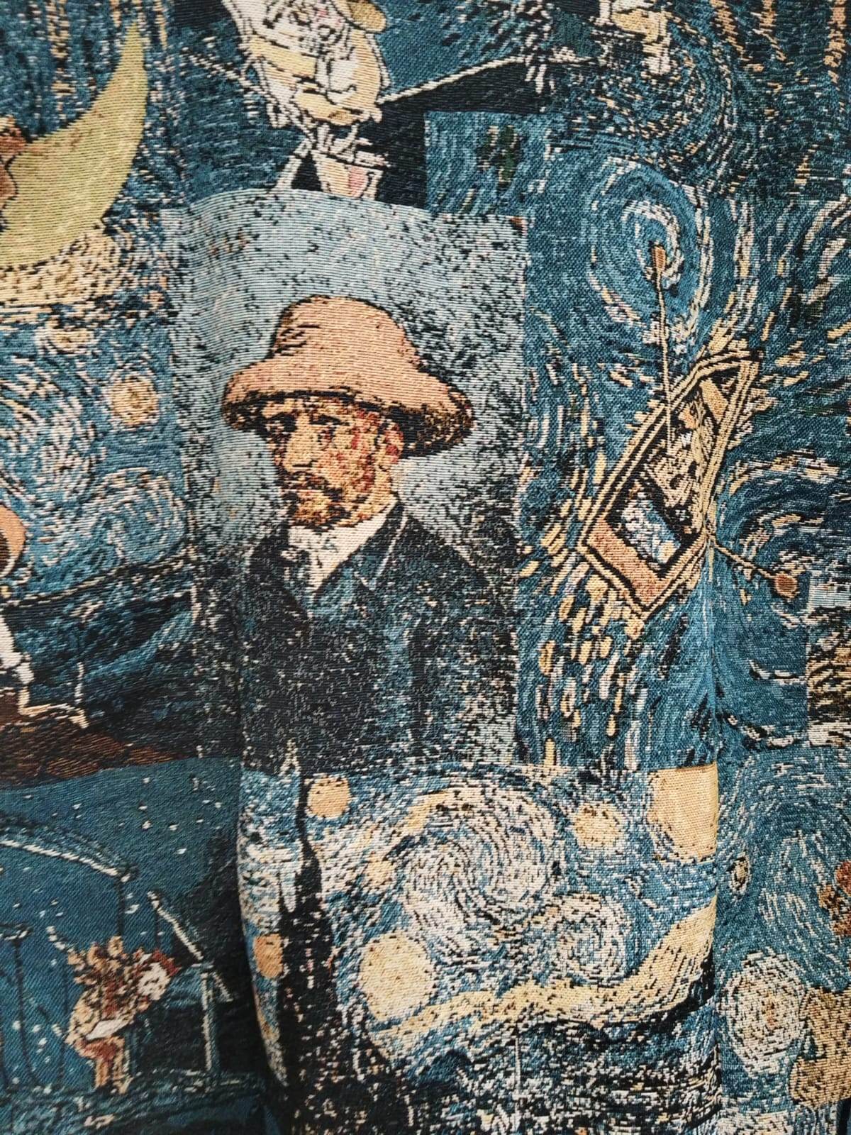 Jacheta cu print Van Gogh reprezentand peisaje si portretul pictorului intr-un design artistic vibrant