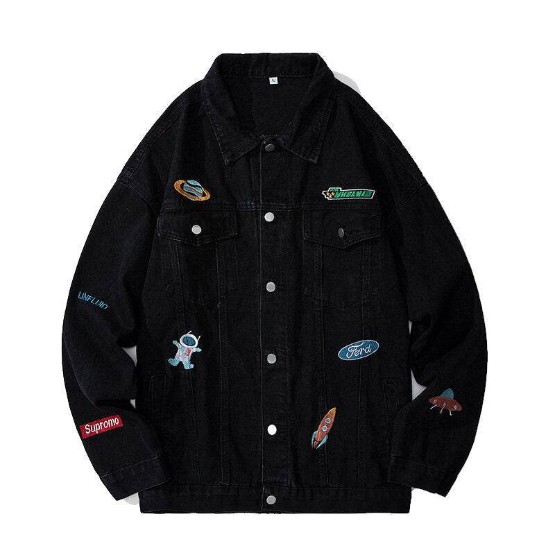 Jachetă din denim cu detalii brodate negre cu patch-uri colorate și nasturi metalici