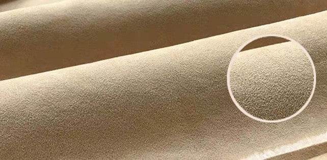 Prim plan textură din material fleece bej, suprafață plușată și densă, ideal pentru Jachetă călduroasă beige
